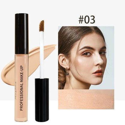 Application du stylo correcteur liquide sur une marque d'acné, texture fluide et couvrante.
