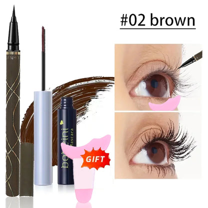 Brosse de mascara ultra-fine montrant l'application de fibres de soie pour allonger et recourber les cils.
