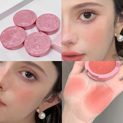 Close-up du blush crème relief 3D texture onctueuse sur peau nude, rendu naturel et lumineux.