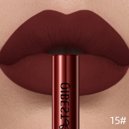 Applicateur de rouge à lèvres liquide mat QIBEST, texture crème veloutée riche en pigments rouges et nudes.
