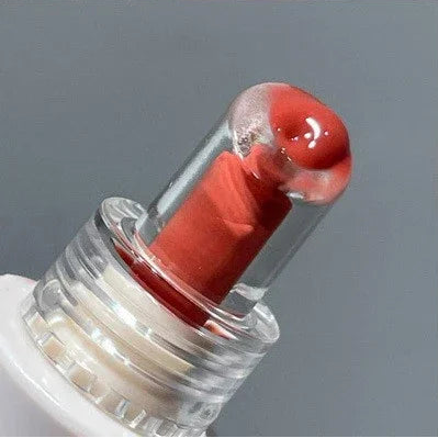 Femme urbaine portant le gloss gelée de cristal fini miroir sur les lèvres