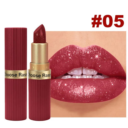 Raisin de rouge à lèvres pailleté rose métallique avec texture diamant scintillante, fini mat velours.