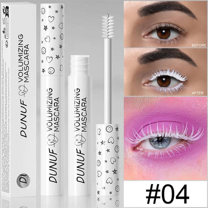 Close-up d'un regard avec des cils blancs artistiques et une brosse fine de mascara blanc haute définition.
