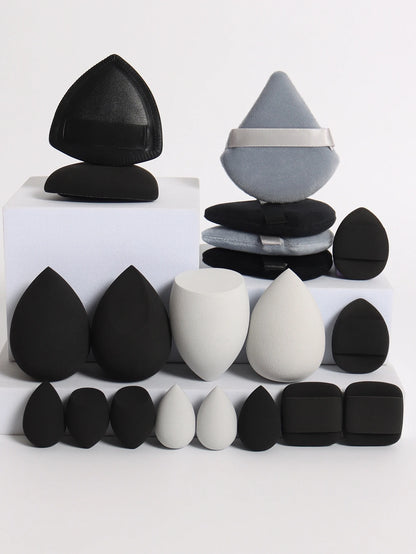Collection de 20 éponges et houppettes de maquillage roses de différentes formes pour fond de teint et poudre.
