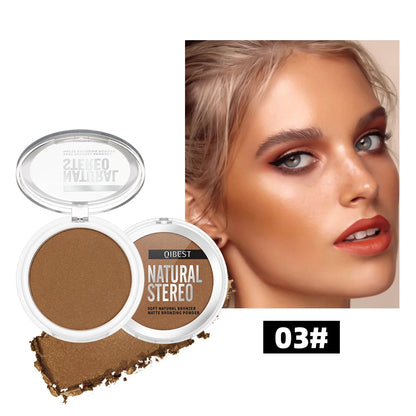 Application d'un bronzer crème mat sur les pommettes pour un contouring naturel et défini.

