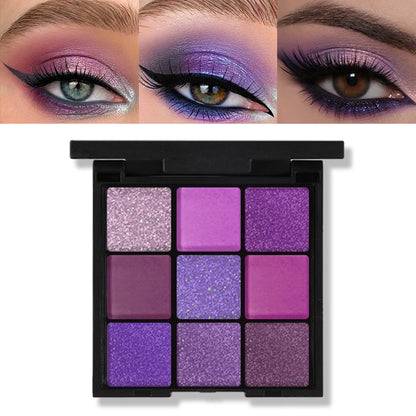 Palette de 9 fards à paupières dégradé de violets, mauves et prunes, textures mates et pailletées scintillantes.
