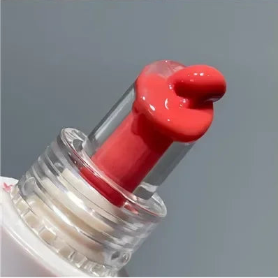 Femme urbaine portant le gloss gelée de cristal fini miroir sur les lèvres