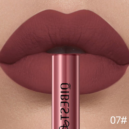 Applicateur de rouge à lèvres liquide mat QIBEST, texture crème veloutée riche en pigments rouges et nudes.
