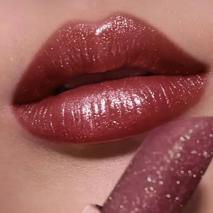 Raisin de rouge à lèvres pailleté rose métallique avec texture diamant scintillante, fini mat velours.
