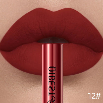 Applicateur de rouge à lèvres liquide mat QIBEST, texture crème veloutée riche en pigments rouges et nudes.
