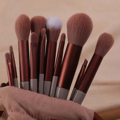 Différentes options de sets de pinceaux de maquillage noirs professionnels, du kit essentiel au set complet de 22 pièces.